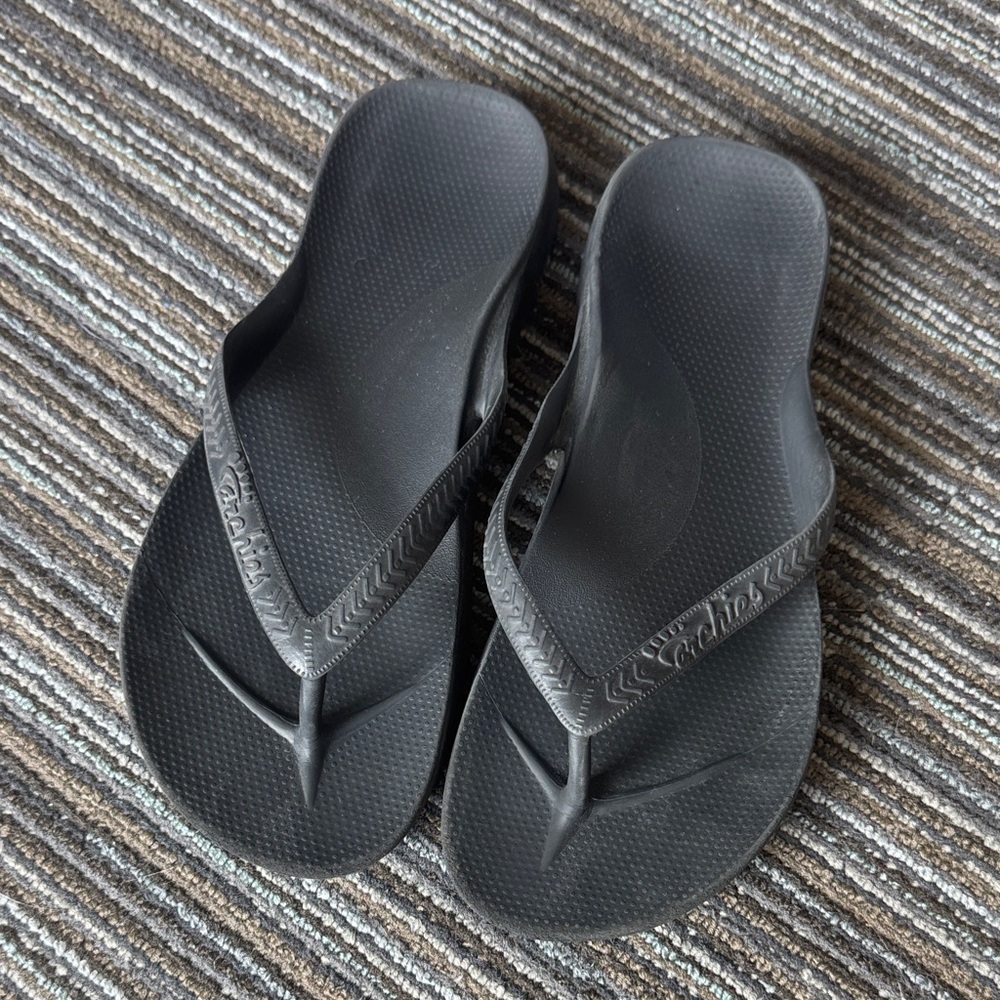 Archie’s Classic Black Flip-Flop Sandals